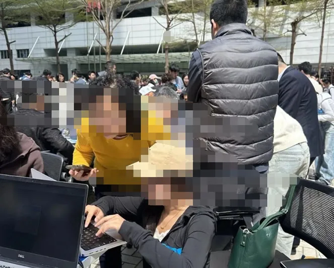 腾讯工程师摆摊免费装 OpenClaw，排队的人有小学生还有大妈